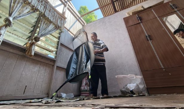 'Saya ketakutan, hanya mampu laung azan' - Mangsa ribut, 73 rumah peneroka FELDA rosak