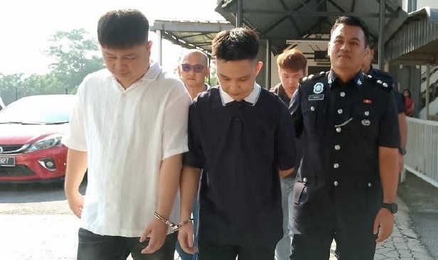 Empat didakwa urus pusat judi dalam talian