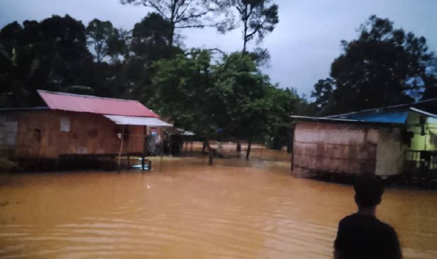Banjir kilat di Pos Sinderut: 50 keluarga Orang Asli lari selamatkan diri, ada seberang sungai ke tempat selamat