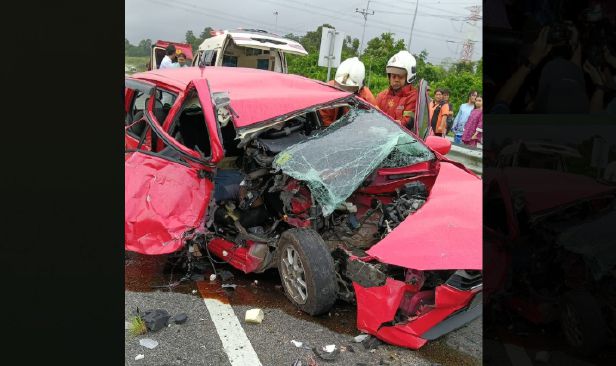 Bapa maut, anak parah Perodua Axia rempuh pembahagi jalan