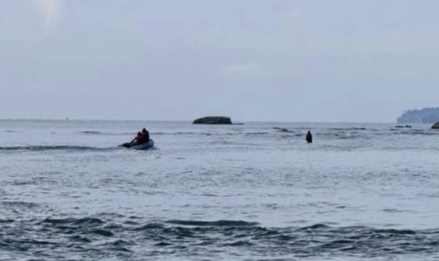 Asyik berjalan di beting pasir, wanita terperangkap tak sedar air pasang