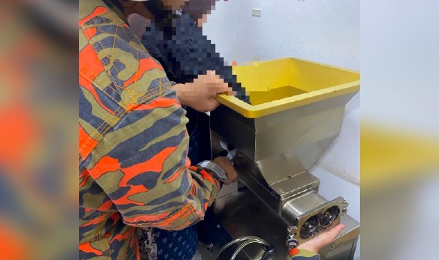 30 minit sengsara, 2 jari tangan hancur tersepit mesin proses kuih