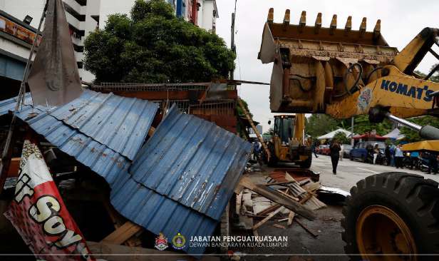 DBKL roboh 61 struktur binaan haram di PPR Seri Cempaka