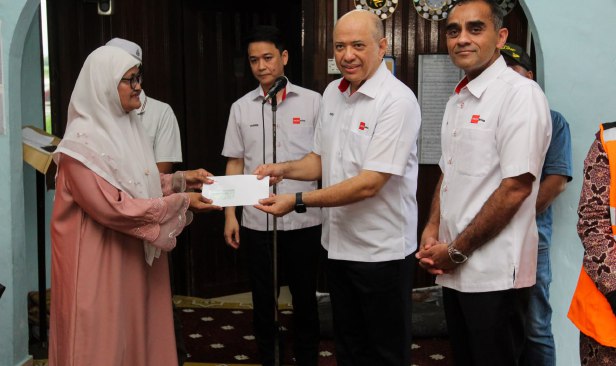 Media Prima serah sumbangan RM108,000 kepada 27 keluarga terjejas kebakaran di Gok Kapur