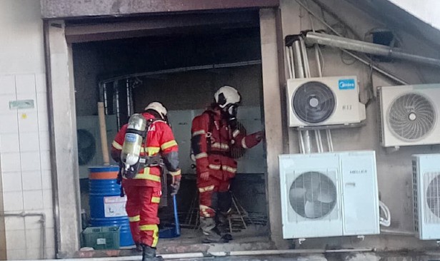 Bahan kimia dalam stor terbakar, 2 kakitangan hotel dikejarkan ke hospital
