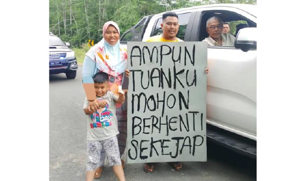 Lelaki angkat plakad tarik perhatian Sultan Pahang, mengadu 13 tahun hidup tanpa bekalan elektrik