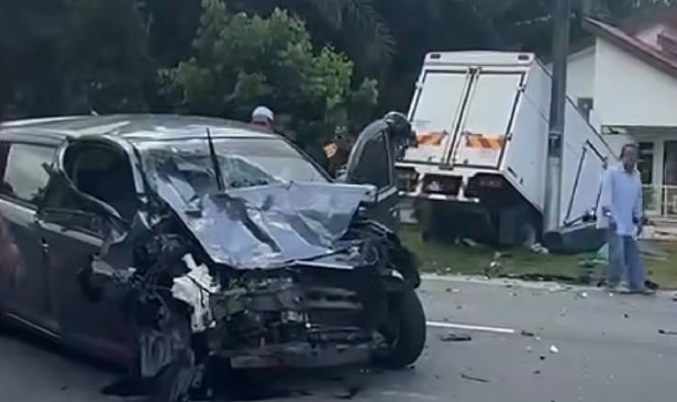 Ibu, anak maut kereta bertembung lori