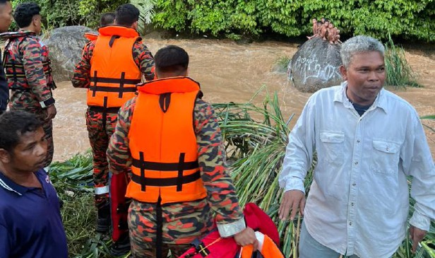 Kepala air: Bomba selamatkan 8 kanak-kanak terkandas atas batu di Sungai Menson