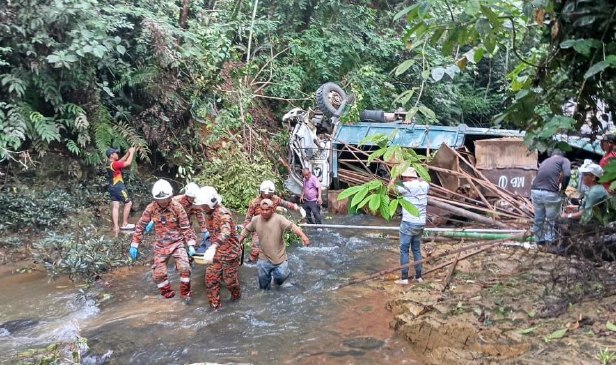 Kelindan maut lori terjunam 40 meter dalam gaung