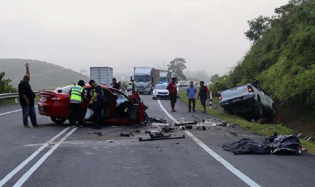 Suami isteri maut kereta bertembung Toyota Hilux