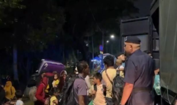 [VIDEO] 4 trak bawa ratusan etnik Rohingya berhimpun depan pejabat UNHCR ke IPK KL