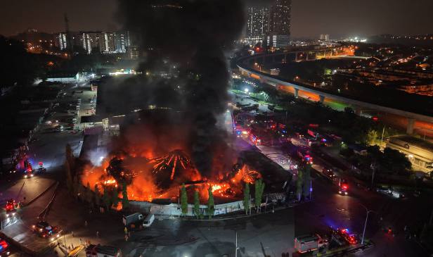 Kebakaran Pasar Borong Selangor: 135 anggota bomba berdepan risiko letupan 2,000 tin gas metana