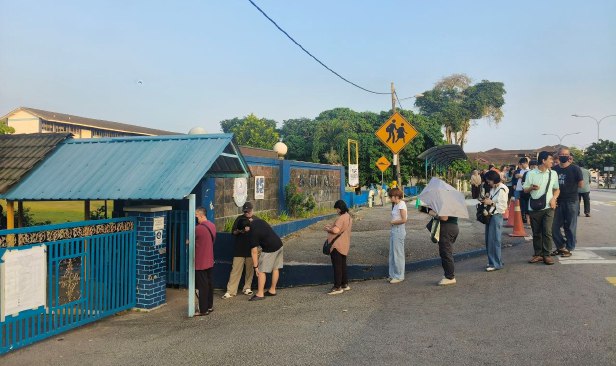 Pengundi DUN Puteri Wangsa beratur seawal jam 6 pagi