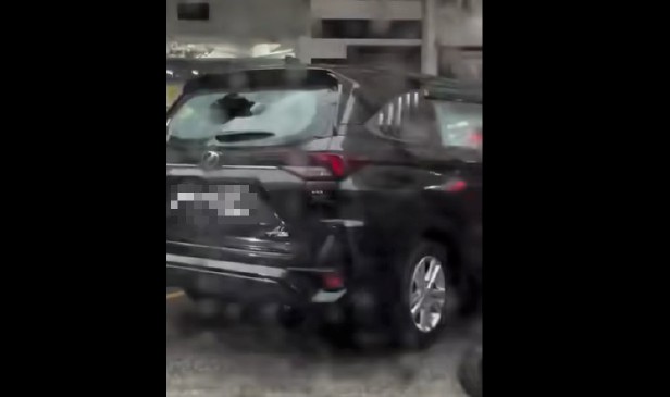 Tangki air jatuh dari bangunan hotel hempap 2 kereta