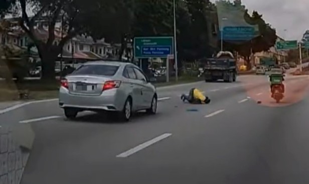 'Rider' tergolek langgar belakang Toyota Vios di LDP