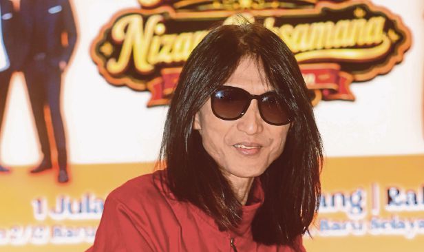 Semangat peminat suntik kekuatan Zamani berdiri sepanjang konsert