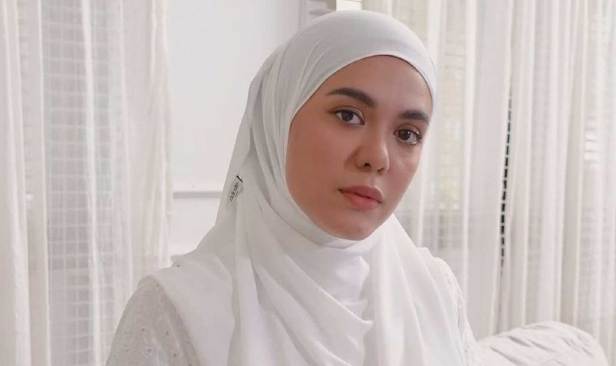 Tampil tanpa hijab, Julia Farhana curi perhatian
