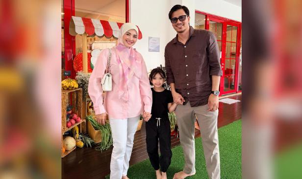 Fatima gembira Fattah, Fazura saksi persembahan
