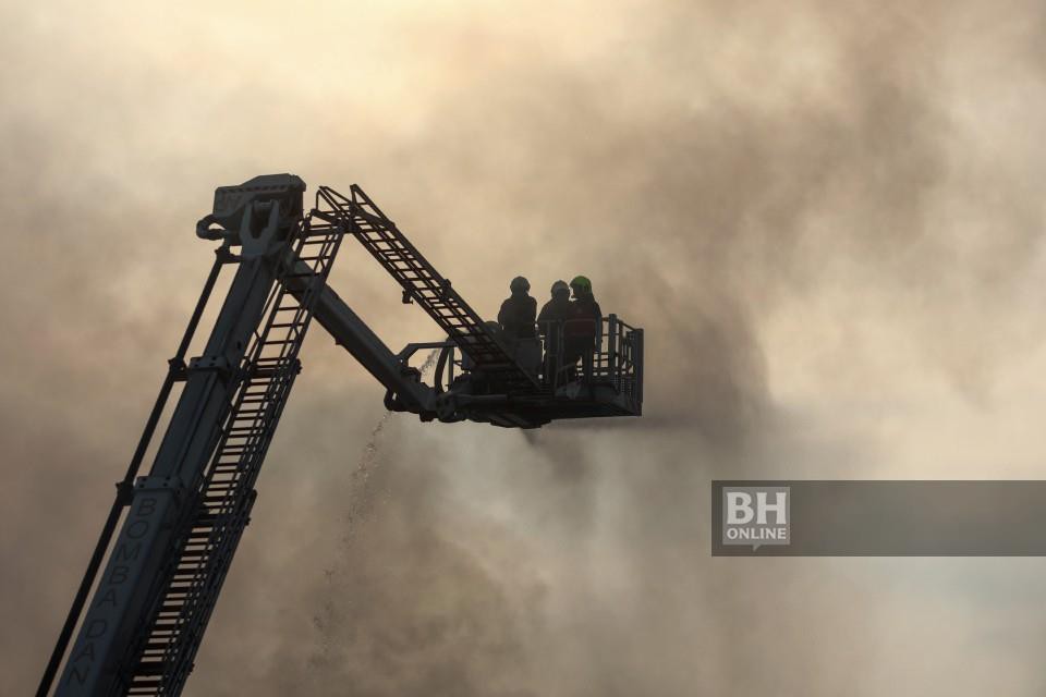 PASAR BORONG TERBAKAR akai