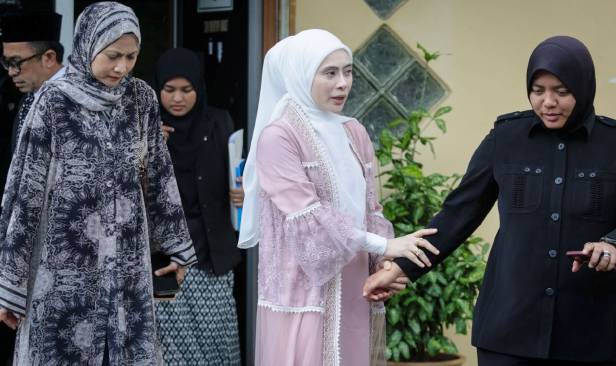 Dia senang dah kahwin, saya nak kahwin susah - Adira