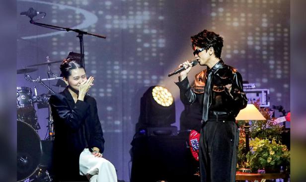 Haqiem, Sofea emosi di pentas