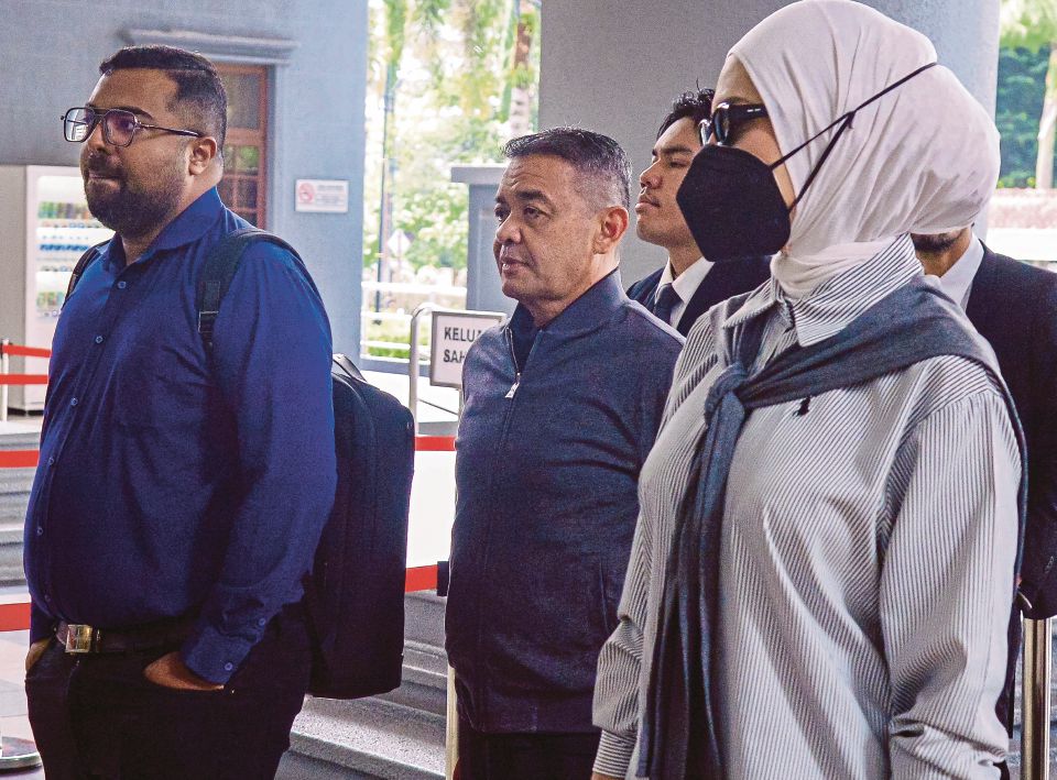 Pihak pendakwaan kemuka 25 saksi dalam perbicaraan kes bekas Panglima Tentera Darat, isteri