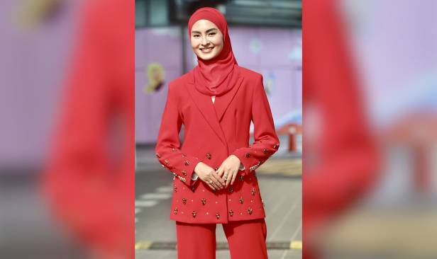 Wany Hasrita pakai sarung tangan jaga batas bukan mahram