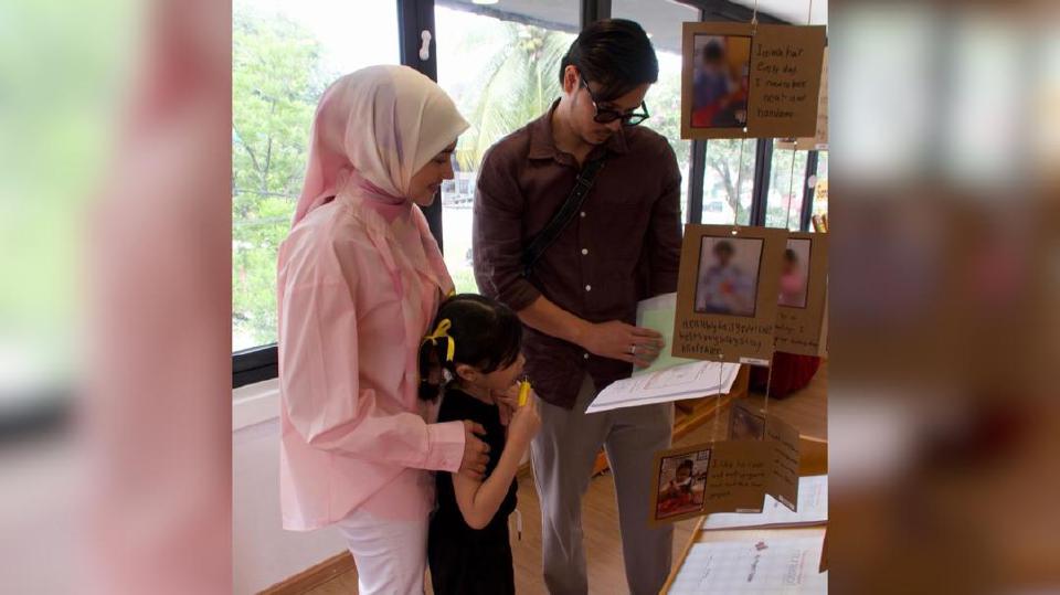 Fatima gembira Fattah, Fazura saksi persembahan
