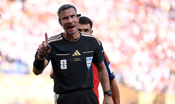 Pengadil final Piala Dunia bersara