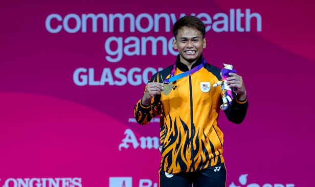 Aniq dedikasi emas buat seluruh keluarga