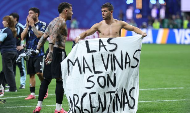 Rakyat Argentina pertahan tindakan pemain angkat sepanduk Malvinas