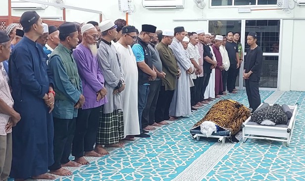 'Saya tekup darah yang banyak keluar di dahi ayah, ajarnya mengucap, tetapi ayah dan ibu pergi jua...' - Anak mangsa