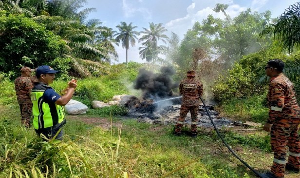 'Bau busuk 2 hari rupanya akibat pembakaran sisa domestik, plastik, gentian kaca, baju terpakai dalam ladang sawit' - JAS