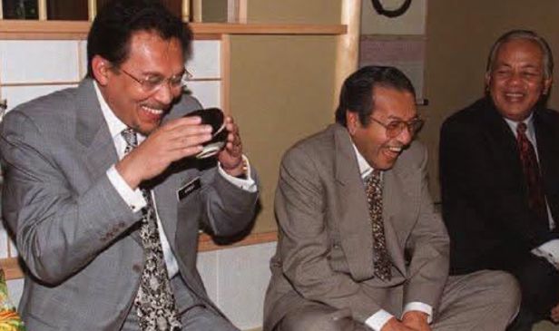 Anwar ucap selamat ulang tahun ke-101 kepada Tun M