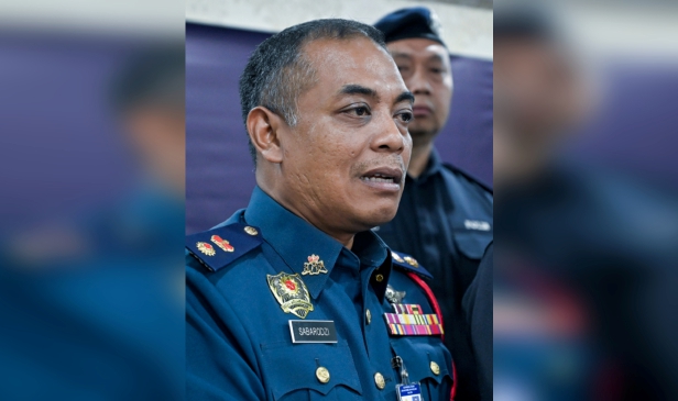 Pemandu rentung MPV terbakar selepas rempuh treler