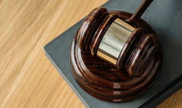 Eksekutif hotel didakwa dua kali amang seksual anak tiri