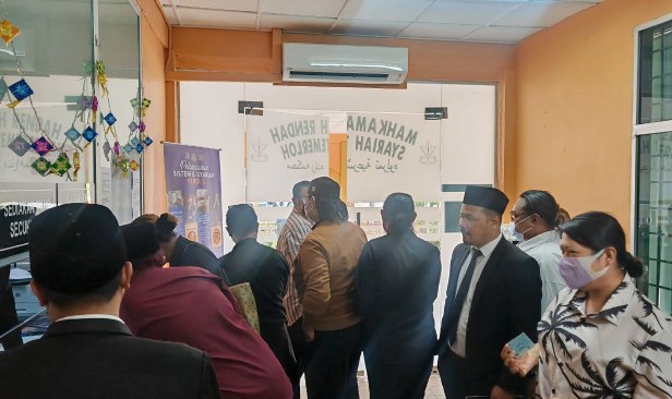 Berlagak seperti wanita, 14 lelaki didakwa di mahkamah hari ini