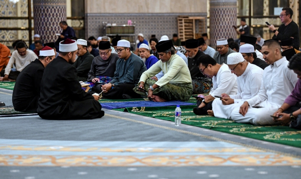 Majlis bacaan yasin, tahlil setahun pemergian Tun Abdullah di Masjid Negara
