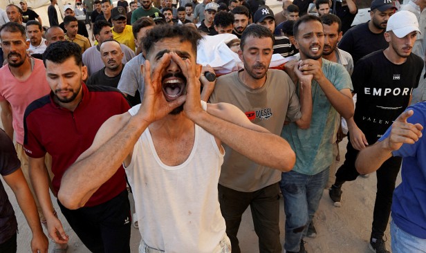 Penduduk Palestin hadir upacara pengebumian maut, cedera dibedil tentera Israel