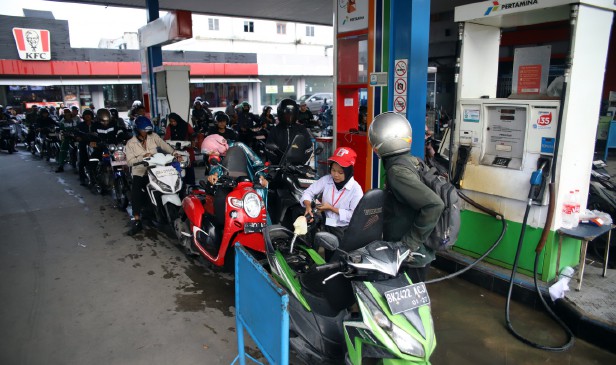 Polis dikerah ke stesen minyak selepas barisan kenderaan cecah 13km di Sumatera