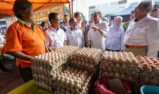 'Jangan minta mereka datang pejabat, kita turun bantu mereka' - PM Anwar