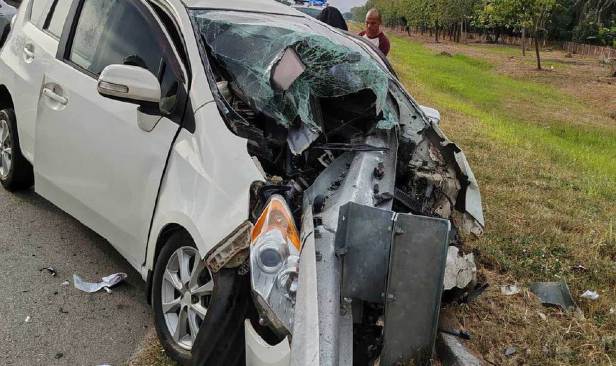 Suami maut, anak parah MPV dipandu isteri terbabas rempuh besi penghadang