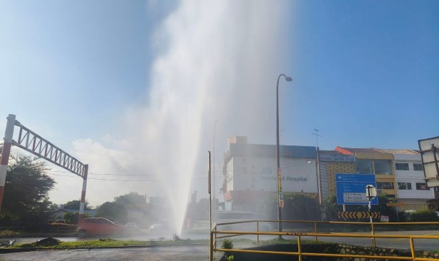 Kereta terbabas langgar pili air mengakibatkan gangguan bekalan hampir 5 jam
