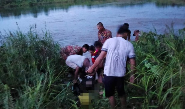 2 sepupu lemas ketika mandi kolam