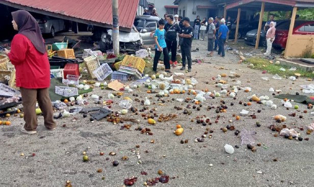 Pemandu cedera, kereta rempuh gerai buah di Temerloh