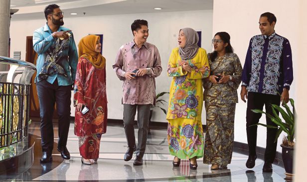 Penjawat awam digalakkan pakai batik setiap hari
