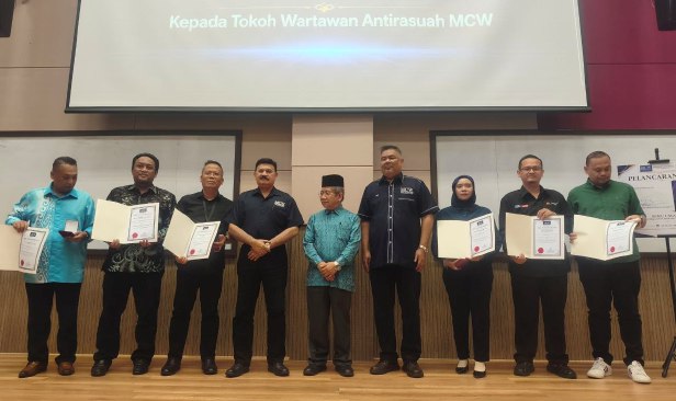 Penolong Pengarang Berita BH terima anugerah tokoh wartawan anti rasuah MCW