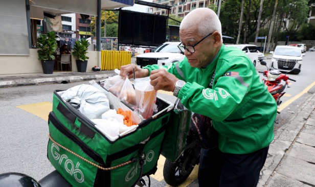 'Atok Grab' tak malu cari rezeki hantar makanan, janji kerja halal