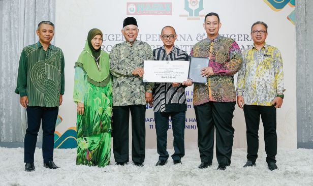 Pensyarah UMK  terima Anugerah Perdana Kecemerlangan Akademik Anak Peladang YPP