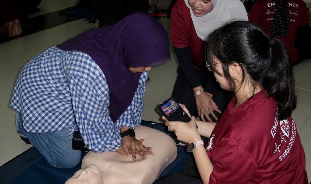 EMSIG UM MEDSOC anjur latihan CPR komuniti